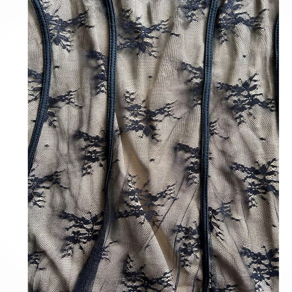 A line mini lace dress with flared sleeves - Picture 4 of 4